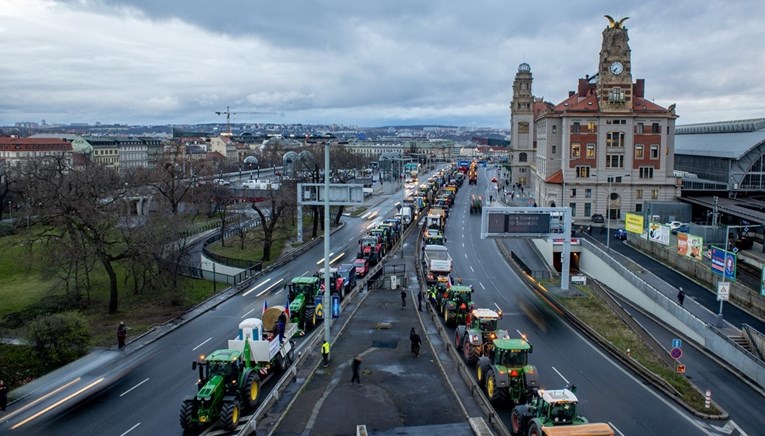 U Češkoj prosvjedi seljaka, traktorima blokirali centar Praga