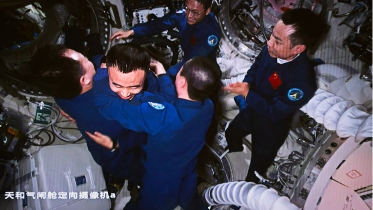 Nakon pet mjeseci u svemiru, kineski astronauti vratili se na Zemlju