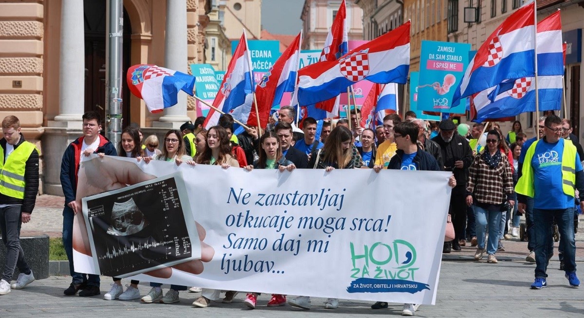 FOTO U Zadru i Osijeku održan Hod za život. Ovo su neki od transparenata -  Index.hr