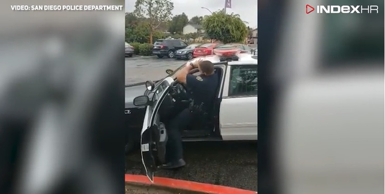 Viralni hit: Policajac visok dva metra jedva se ugurao u službeni automobil