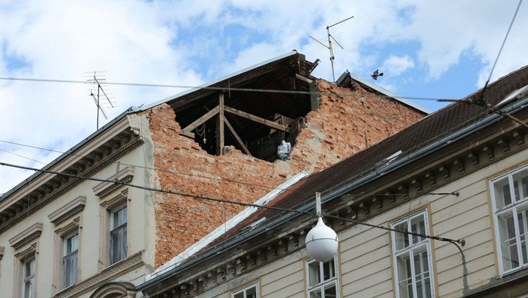 FOTO Iz jednog srušenog stana u zagrebačkoj Ilici viri lutka bez glave