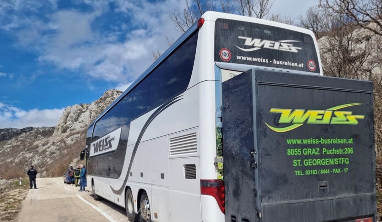 Autobus zbog jake bure zapeo kod Obrovca. Putnici iz Graza čekaju novi