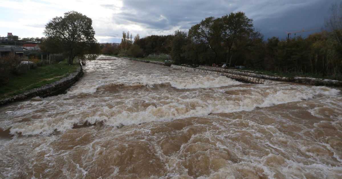 Zamućenje vode na izvoru rijeke Jadro. Preporučuje se prokuhavanje