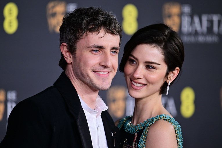 Gracie Abrams i Paul Mescal zagrljeni i zaljubljeni na dodjeli nagrada BAFTA