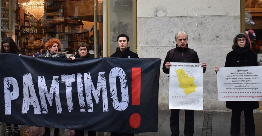 Žene u crnom u centru Beograda razvile transparent "Pamtimo"