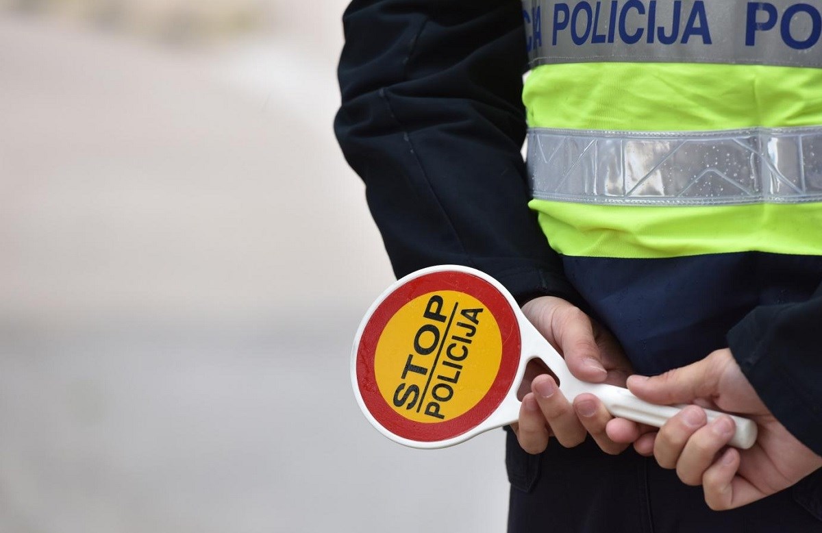 Policija u Virovitici u prometu zaustavila mladića, imao je automatsku pušku