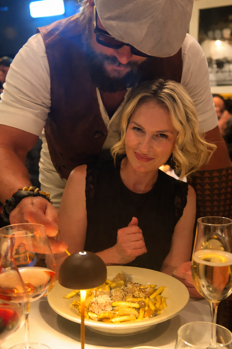 Ugledala Jasona Momou u restoranu, njegov potez ostavio ju je bez riječi