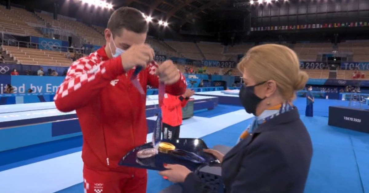 Evo što je Kolinda rekla Tinu Srbiću kad mu je dala srebrnu medalju
