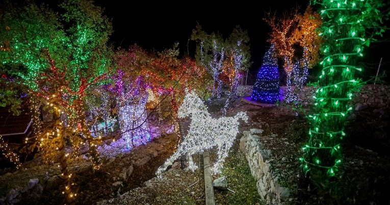 FOTO Čarobno Božićno selo u Gornjem Dolcu osvjetljava više od četiri milijuna lampica