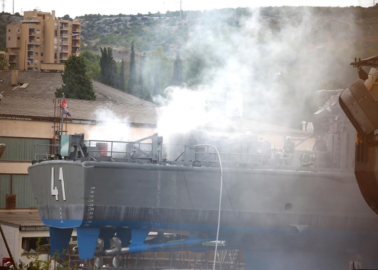 VIDEO Gorio vojni brod u Šibeniku, troje ljudi završilo u bolnici