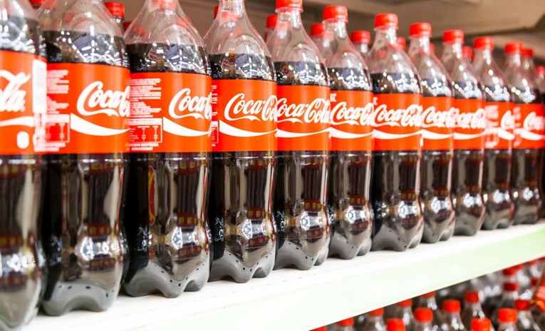 Znate li zašto boce Coca-Cole imaju izbočine na dnu, a boce vode nemaju?
