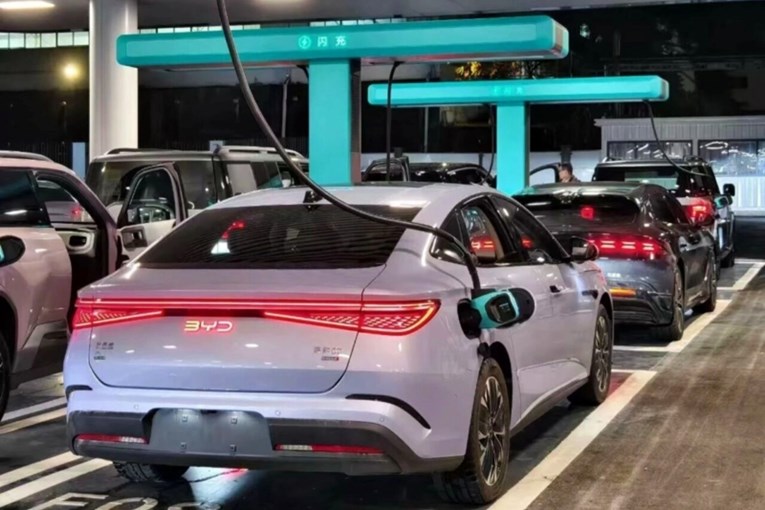 BYD-ovi punjači izgledaju kao benzinska postaja, a pune jednako brzo