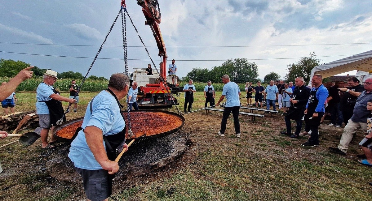 Ovog je vikenda pripremljena najveća peka u Slavoniji, teška 1300 kilograma