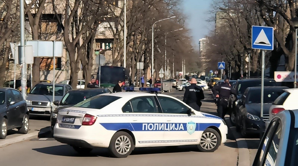Uhićeni srpski policajci osumnjičeni za prodaju kokaina, među njima muž i žena