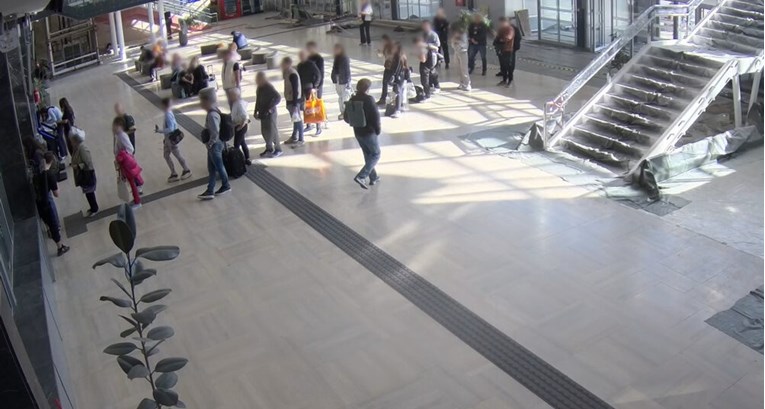 Objavljene nove snimke pada nadstrešnice u Novom Sadu. Zgrada je bila gradilište