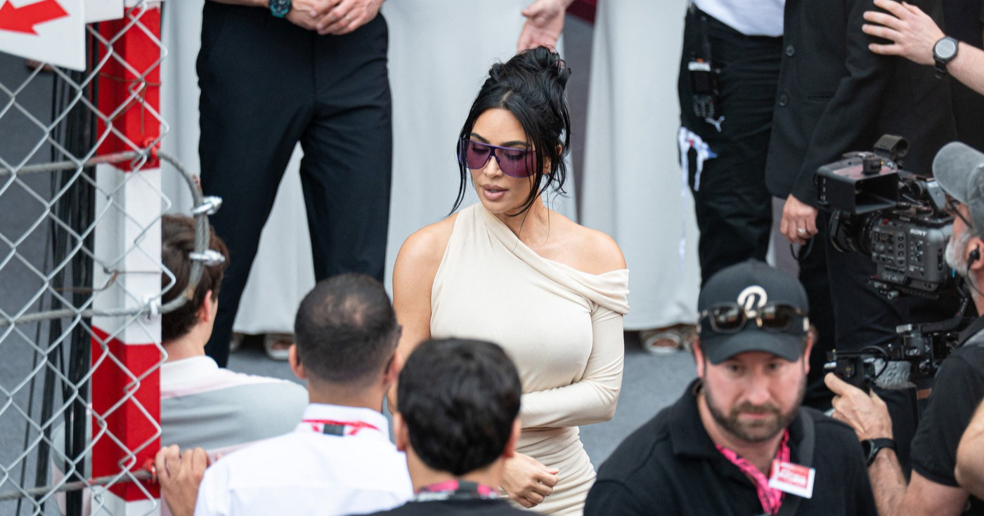 Kim Kardashian poprskali šampanjcem na F1 u Monaku, ljudi je sprdaju zbog reakcije