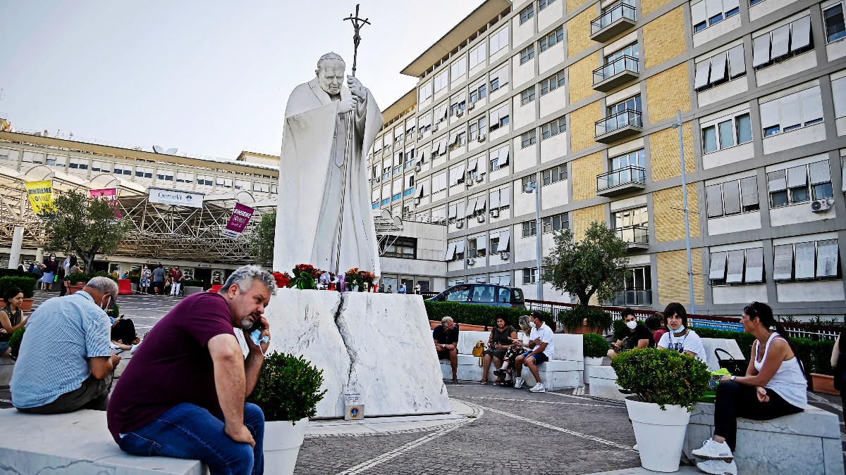 Papin oporavak protječe uredno i zadovoljavajuće, javlja Vatikan