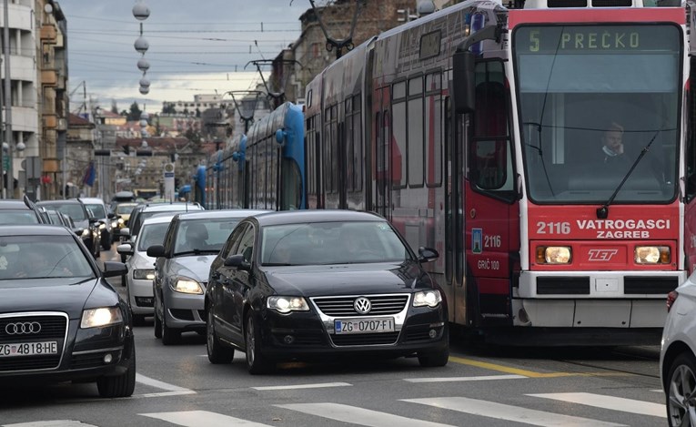 Kolaps prometa u Zagrebu nakon potresa, kolone automobila i građana na cestama