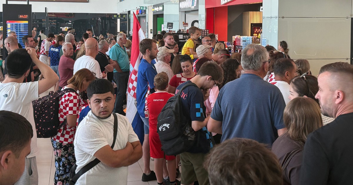 UŽIVO Povećao se broj navijača koji čekaju hrvatske nogometaše, let iz Toronta kasni