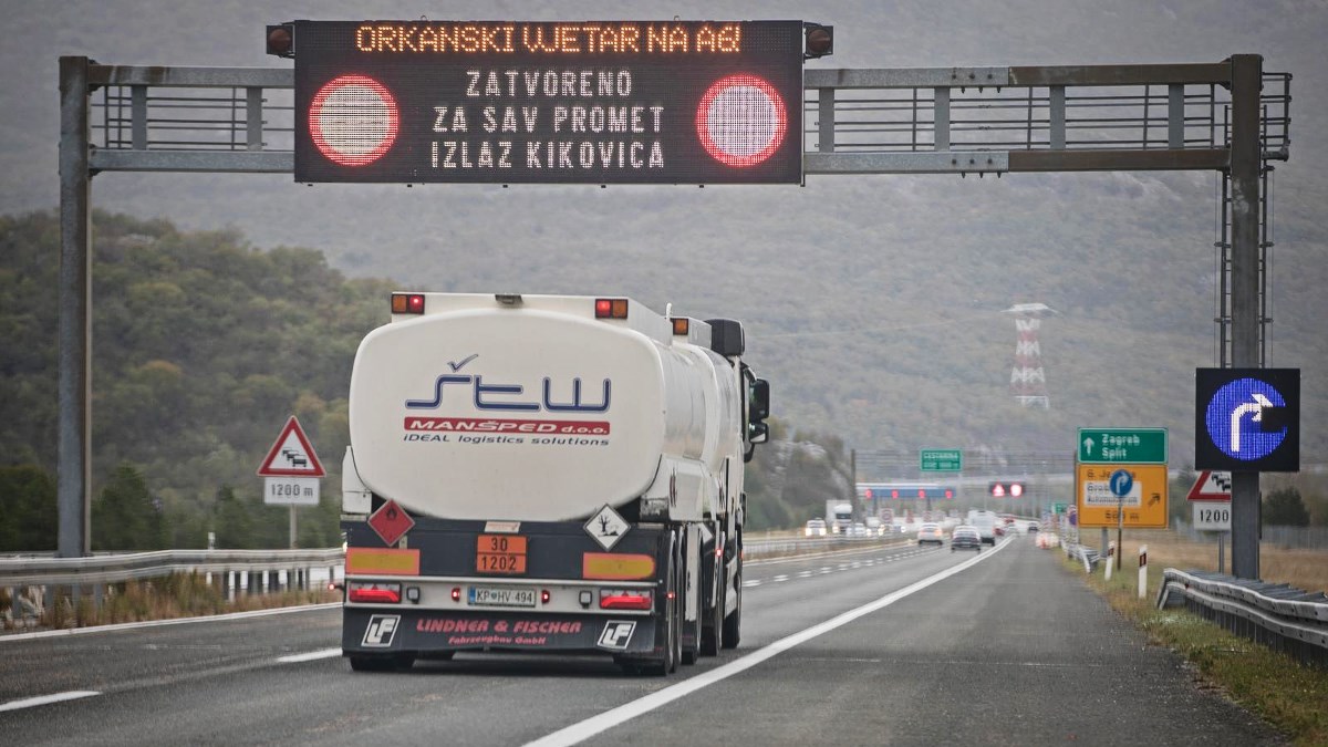 Zbog olujnog vjetra između čvorova Kikovica i Delnice samo osobna vozila, javlja HAK