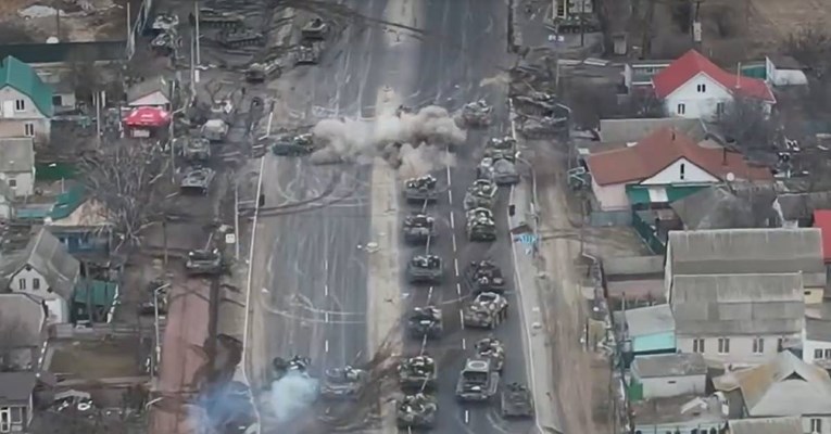 Ukrajinci objavili snimku iz zraka: "Azov udara po ruskom konvoju"