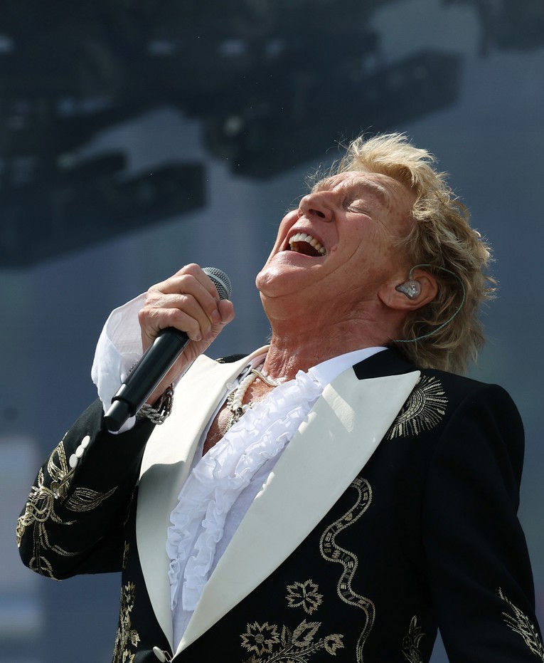 Rod Stewart (81) kolabirao na pozornici, koncert dovršio na stolcu