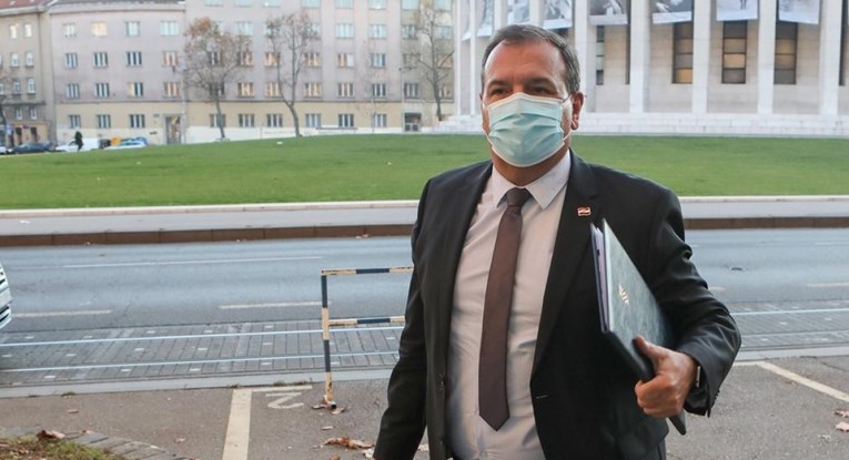 Beroš: Apeliram da se maske nose čak i vani, to je važno zbog omikrona