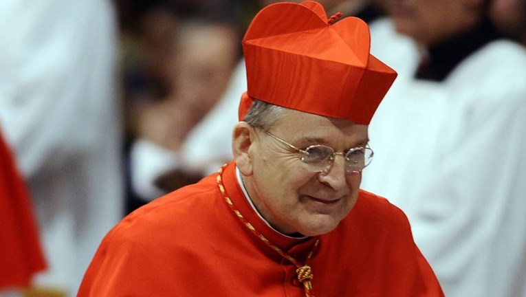 Kardinal iz SAD-a govorio da su u cjepivima mikročipovi, sada završio na respiratoru