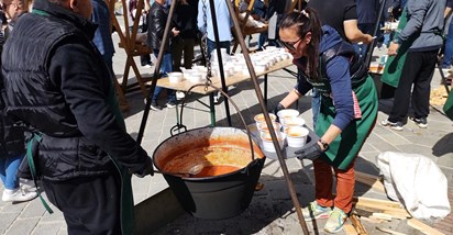 Majstori kotlića Osječanima na Veliki petak skuhali dvije tisuće porcija fiša