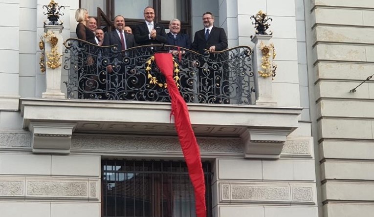 Hrvatski ministar otkrio kravatu od tri i pol metra u Beču