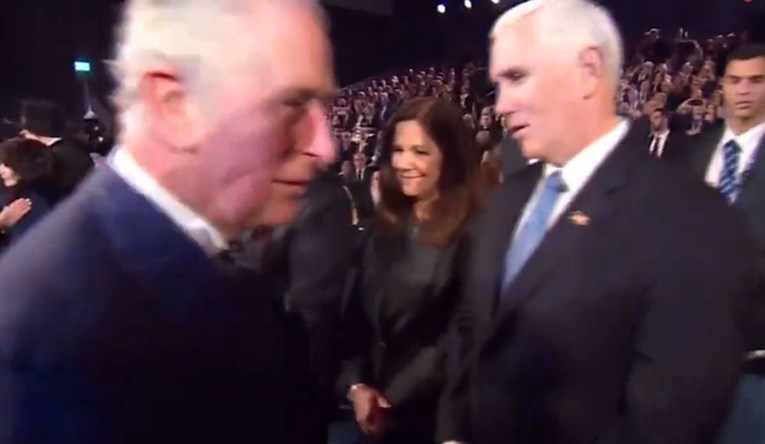 VIDEO Princ Charles se nije rukovao s američkim potpredsjednikom