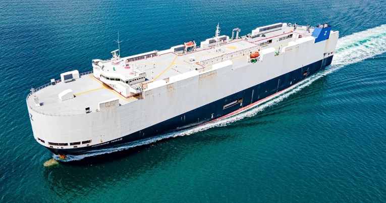 Zapalio se brod s 3000 vozila u Pacifiku. Požar uzrokovao električni automobil