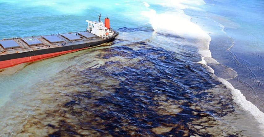 Nasukani brod kod Mauricijusa ispustio 1000 tona nafte, sad bi se mogao prepoloviti