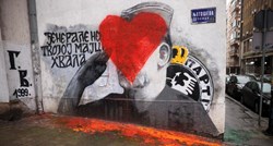 Preko murala ratnog zločinca Ratka Mladića u Beogradu nacrtano veliko srce