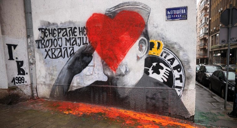 Preko murala ratnog zločinca Ratka Mladića u Beogradu nacrtano veliko srce