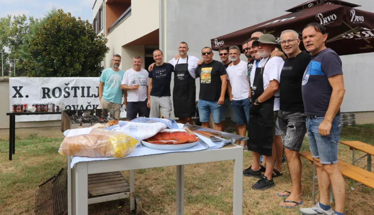 2014. susjedi u Osijeku roštiljali jer im djeca kreću u školu. Sad je to tradicija