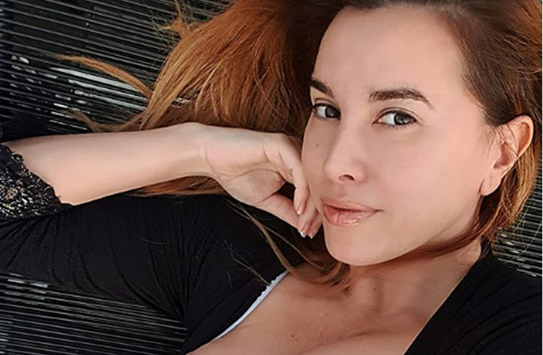 Nives objavila selfie iz izolacije, raskopčala se i izbacila bujne grudi u prvi plan