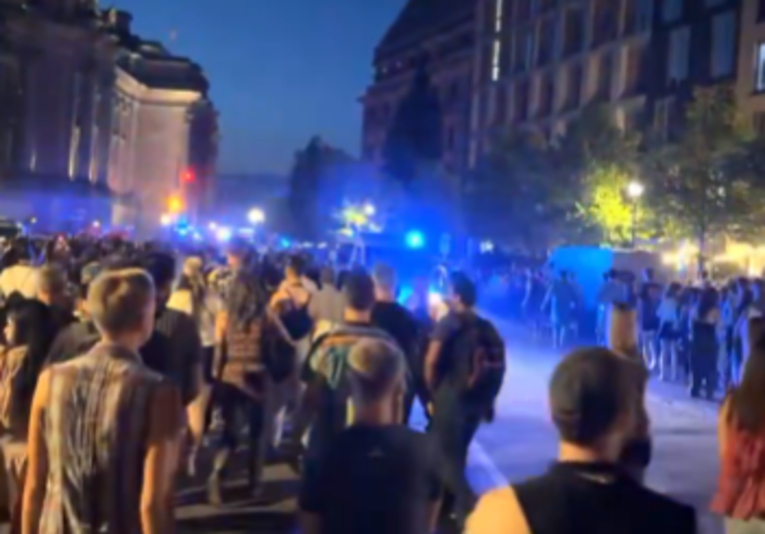 ВИДЕО Прекината парадата на гордоста во Берлин. Комбе удри во учесниците, неколкумина повредени
