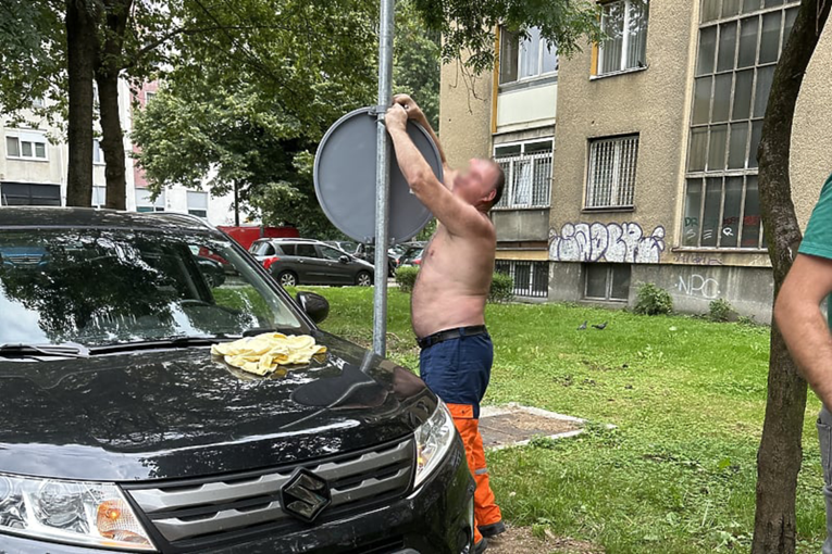 Muškarac u Sarajevu skinuo znak zabrane parkiranja da - nepropisno parkira
