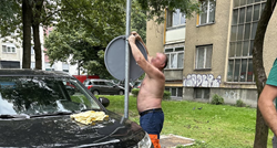 Muškarac u Sarajevu skinuo znak zabrane parkiranja da - nepropisno parkira