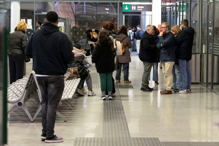Više od 200 vlakova u Španjolskoj pogođeno obustavom prometa nakon nesreće