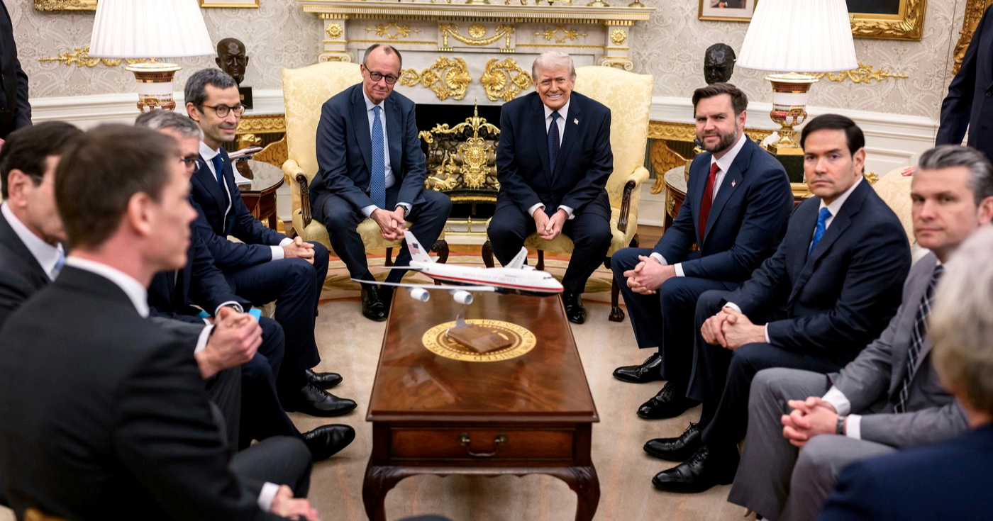 Trump svojim suradnicima poklonio cipele, sad se internet sprda jer je fulao broj