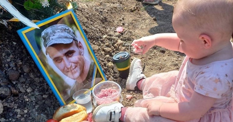 Kćerkica ubijenog ukrajinskog vojnika proslavila 1. rođendan na očevom grobu