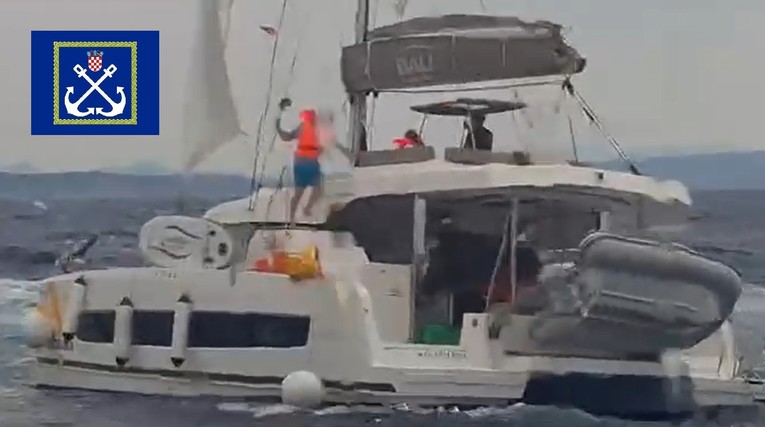 Ovo je jedrilica s koje je kod Šolte pao skiper i nestao. Traže ga po jakom nevremenu
