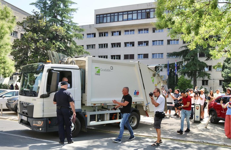 Suvlasnici Čistoće Cetinske krajine: Bulj je kriv za krizu oko smeća