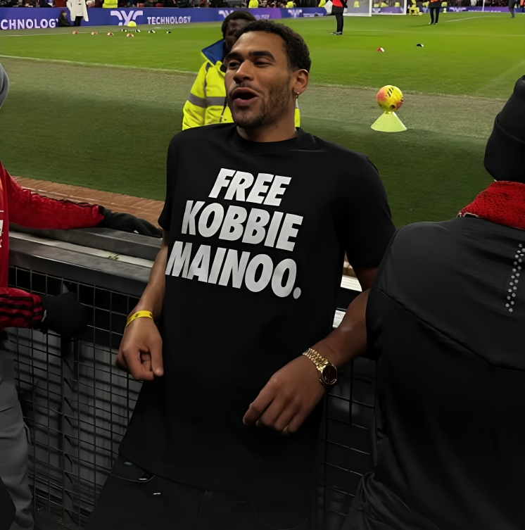 Influencer s ovom majicom došao na utakmicu Uniteda. Fanovi: Patetično, odrasti