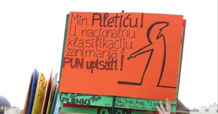 FOTO Pogledajte poruke nastavnika s prosvjeda: "Nije problem u novcu"