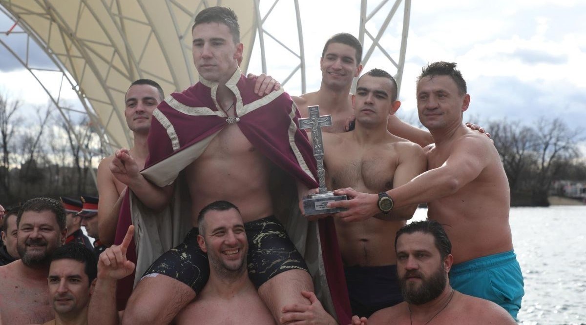 Srbi u Zemunu i Beogradu plivali za krst, fotke je teško opisati