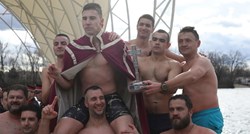 Srbi u Zemunu i Beogradu plivali za krst, fotke je teško opisati