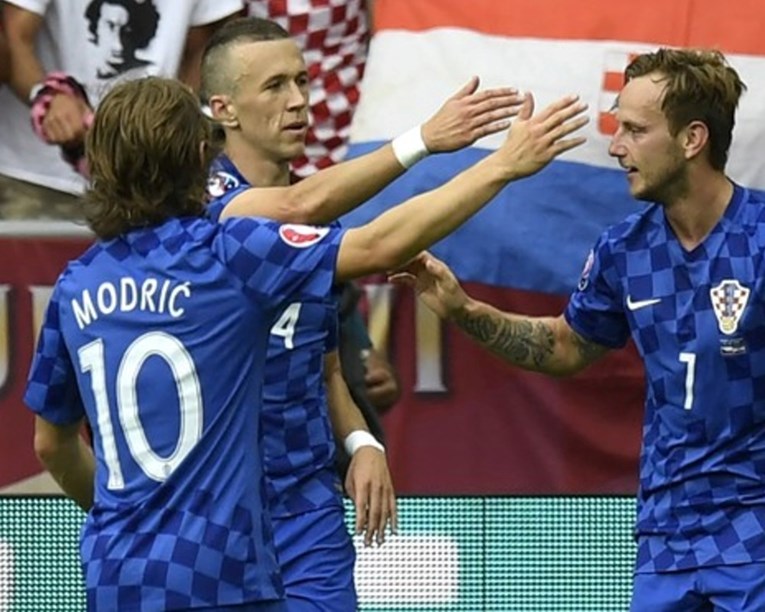 Perišić objavio zajedničku fotografiju s Modrićem i Rakitićem. Poslao im je poruku